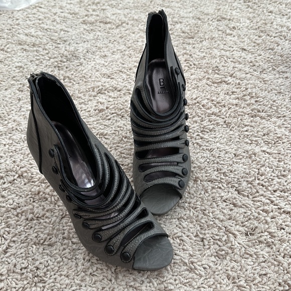 Gray ankle booties, peep, toe with buttons, open up to the top-perfect condition - Picture 5 of 16